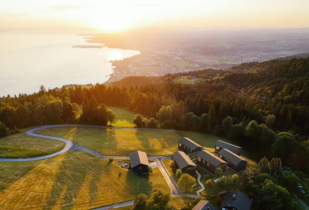 Seensucht Bergchalet Luftaufnahme Abends bei Sonnenuntergang