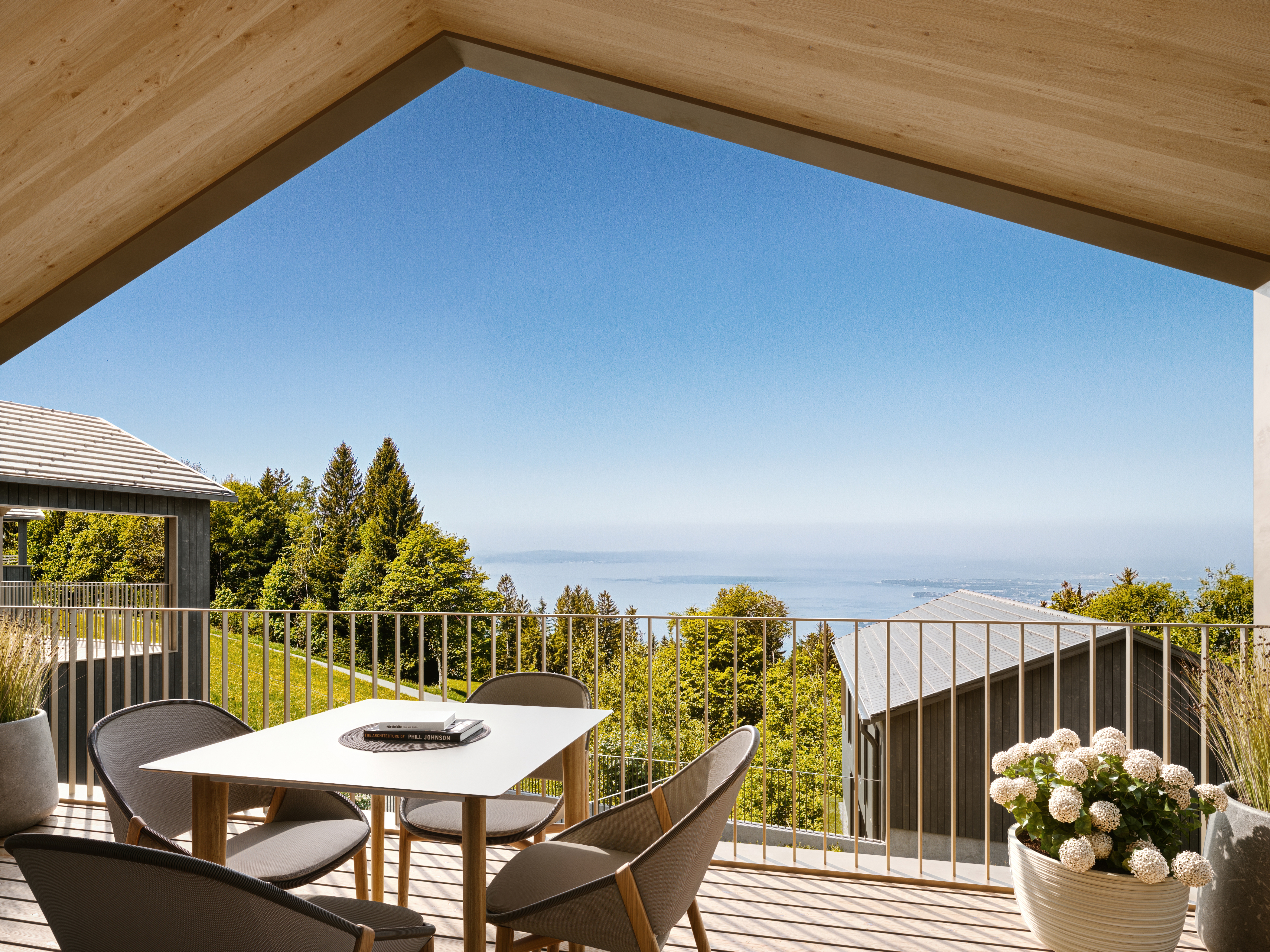 SEEnsucht BERGchalets Terrasse mit Blick auf den Bodensee