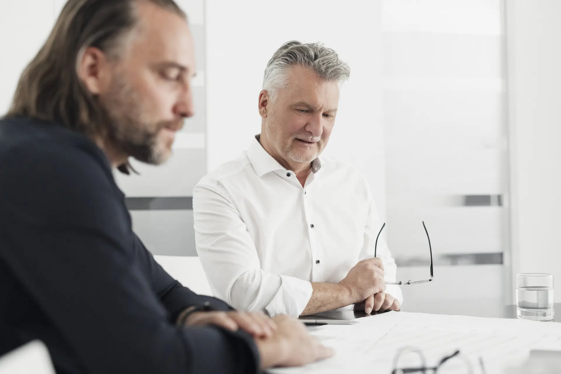 Herbert Möglin und Matthias Schweighofer, Geschäftsführer von MH Immobilien, im Gespräch am Besprechungstisch